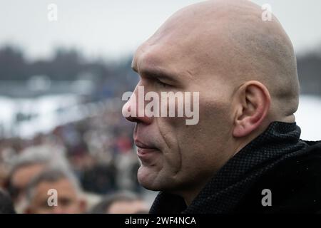 St. Petersburg, Russland. Januar 2024. Erster stellvertretender Vorsitzender des Komitees der russischen Staatsduma für Tourismus und Entwicklung der touristischen Infrastruktur Nikolai Valuev, der während der feierlichen Begräbniszeremonie der Kränze und Blumen am Mutterland-Denkmal auf dem Piskarevskoje-Gedenkfriedhof gesehen wurde. St. Petersburg feiert ein wichtiges historisches Datum, 80 Jahre seit der vollständigen Befreiung Leningrads von der faschistischen Blockade. (Foto von Artem Priakhin/SOPA Images/SIPA USA) Credit: SIPA USA/Alamy Live News Stockfoto