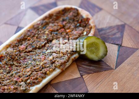 Arabisches Kuschelgebäck auf arabeskischem Holzhintergrund Stockfoto