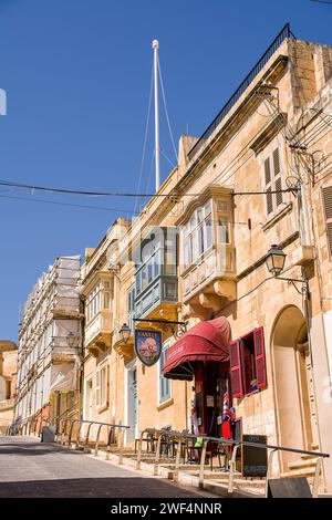 Rabat, Malta - 19. Juni 2023: Fassade mit typischen geschlossenen Balkonen und Bars ohne Menschen in Rabat, Malta Stockfoto