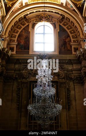 Glasleuchter im Schiff der Kathedrale von Rabat auf der Insel Gozo (Malta) Stockfoto