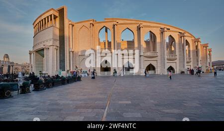 Das Amphitheater im Katara Cultural Village, Doha Katar Panoramablick bei Tageslicht von außen. Stockfoto