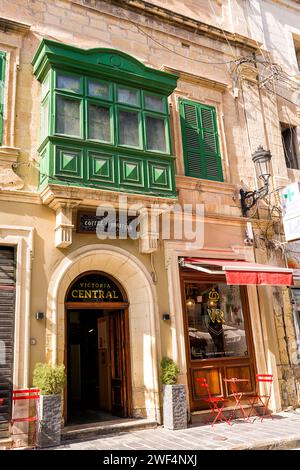 Rabat, Malta - 19. Juni 2023: Gallarija, geschlossene Balkone, typisch für Malta, grüne Farben und Geschäfte auf der Straße Stockfoto