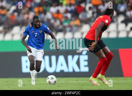 © Anis/APP/MAXPPP - Joueur angolais KIALONDA GASPAR (R) se bat pour le ballon avec DEON DANIEL HOTTO de Namibie, lors du Match de Football huitiemes-de-Finale Coupe d'Afrique des Nations (CAN) 2024 entre L'Angola et Namibie au Stade de la Paix a Bouake en Cote d'ivoire le 27 janvier 2024 Credit: MAXPPP/Alamy Live News Stockfoto