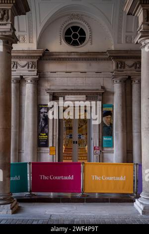 Eintritt zur Courtauld Gallery, einem Kunstmuseum in Somerset House, on the Strand, London, England, Großbritannien Stockfoto