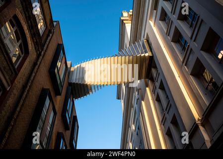 Die Brücke der Aspiration über der Floral Street verbindet die Royal Ballet School mit dem Royal Opera House im 4. Stock. Die Brücke wurde von Wilki entworfen Stockfoto