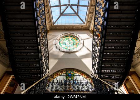 Rio de Janeiro, Brasilien - 21. September 2023: Wunderschöne Metalltreppen im Kulturzentrum der Bundesjustiz. Stockfoto