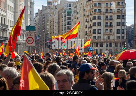 Madrid, Madrid, SPANIEN. Januar 2024. Die Volkspartei hat an diesem Sonntag, dem 28. Januar, in Madrid Zehntausende von Menschen zu ihrer Demonstration gegen die Amnestie versammelt. Insgesamt 45.000, nach Angaben der Regierungsdelegation, und 70.000, nach Angaben der Partei. (Kreditbild: © Richard Zubelzu/ZUMA Press Wire) NUR REDAKTIONELLE VERWENDUNG! Nicht für kommerzielle ZWECKE! Quelle: ZUMA Press, Inc./Alamy Live News Stockfoto