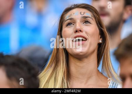 Samara, Russland – 25. Juni 2018. Schöne Dame aus Uruguay beim Spiel der FIFA-Weltmeisterschaft 2018 Uruguay gegen Russland (3:0). Stockfoto