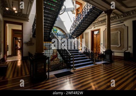 Rio de Janeiro, Brasilien - 21. September 2023: Wunderschöne Metalltreppen im Kulturzentrum der Bundesjustiz. Stockfoto