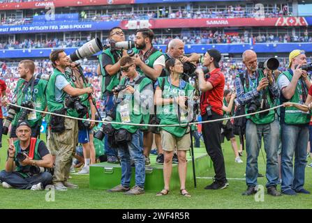 Samara, Russland – 25. Juni 2018. Fotografen warten darauf, dass Teams vor dem Achtelfinale der Weltmeisterschaft 2018 das Spiel Uruguay gegen Russland (3:0) einsteigen. Stockfoto