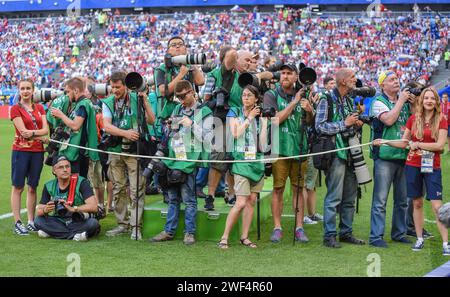 Samara, Russland – 25. Juni 2018. Fotografen warten darauf, dass Teams vor dem Achtelfinale der Weltmeisterschaft 2018 das Spiel Uruguay gegen Russland (3:0) einsteigen. Stockfoto