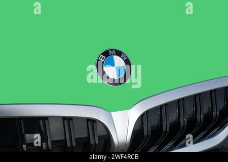 OCALA, FLORIDA - 2. NOVEMBER 2023 BMW Logo Emblem hellgrüne Motorhaube vorn. Bavaria Motor Works deutscher multinationaler Hersteller von Luxusfahrzeugen Stockfoto