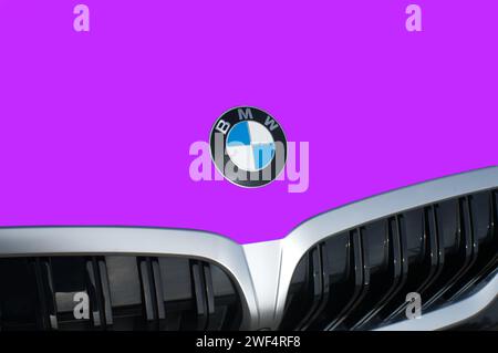 OCALA, FLORIDA - 2. NOVEMBER 2023 BMW Logo Emblem Pastellviolett Motorhaube vorn. Bavaria Motor Works deutscher multinationaler Hersteller von Luxusfahrzeugen Stockfoto