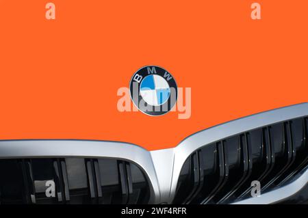 OCALA, FLORIDA - 2. NOVEMBER 2023 BMW-Logo-Emblem in orange gebrannter Motorhaube. Bavaria Motor Works deutscher multinationaler Hersteller von Luxusfahrzeugen Stockfoto