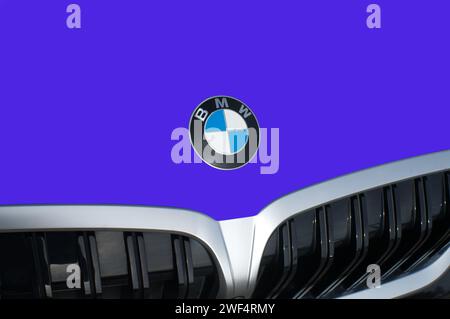 OCALA, FLORIDA – 2. NOVEMBER 2023 BMW Logo-Emblem in tiefvioletter Motorhaube. Bavaria Motor Works deutscher multinationaler Hersteller von Luxusfahrzeugen Stockfoto