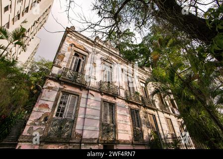 Altes verlassenes Haus im Wald Stockfoto