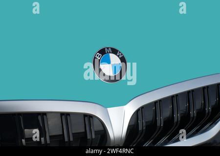 OCALA, FLORIDA - 2. NOVEMBER 2023 BMW Logo Emblem smaragdgrüne Motorhaube vorn. Bavaria Motor Works deutscher multinationaler Hersteller von Luxusfahrzeugen Stockfoto