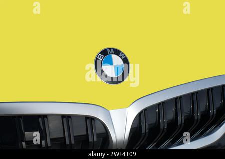 OCALA, FLORIDA - 2. NOVEMBER 2023 BMW Logo Emblem kanariengelbe Motorhaube vorn. Bavaria Motor Works deutscher multinationaler Hersteller von Luxusfahrzeugen Stockfoto