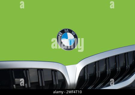 OCALA, FLORIDA - 2. NOVEMBER 2023 BMW Logo Emblem gelb grün Motorhaube vorn. Bavaria Motor Works deutscher multinationaler Hersteller von Luxusfahrzeugen Stockfoto