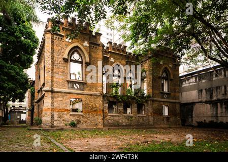 Neogotische Architektur verbliebene Fassade des verlassenen Palastgebäudes Stockfoto