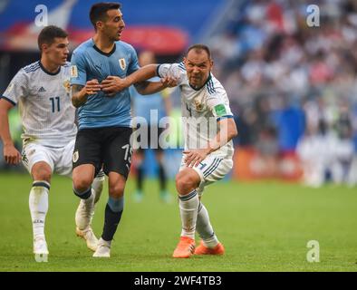 Samara, Russland – 25. Juni 2018. Der Mittelfeldspieler der uruguayischen Fußballnationalmannschaft Matias Vecino gegen die russischen Spieler Roman Zobnin und Sergej Ignashewitsch Dur Stockfoto