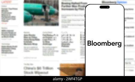 Istanbul, Türkei - 25. Januar 2024: Bloomberg Markenlogo auf dem Smartphone-Bildschirm mit Bloomberg-Website im Hintergrund. Bloomberg ist ein globales finanzielles Unternehmen Stockfoto