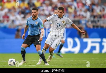 Samara, Russland – 25. Juni 2018. Der Mittelfeldspieler der uruguayischen Fußballnationalmannschaft Giorgian de Arrascaeta und der russische Mittelfeldspieler Roman Zobnin während der FIFA-Weltmeisterschaft Stockfoto