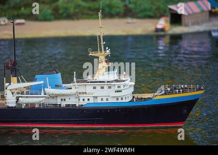 Miniaturschiff in einem Vergnügungspark in den Niederlanden Stockfoto