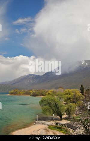 271 Ufer des Ohridsees, vom Kloster Saint Naum aus gesehen, Blick nach Osten, Berggrund von Galicica. Ljubanista-Nordmazedonien. Stockfoto