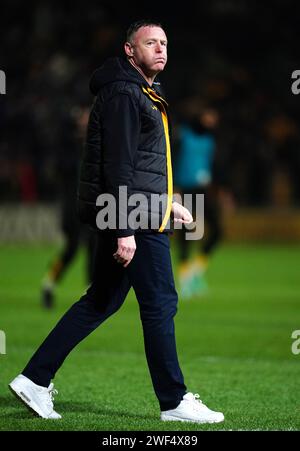 Graham Coughlan, Trainer des Newport County, reagiert auf das Spiel der vierten Runde des Emirates FA Cup bei Rodney Parade in Newport. Bilddatum: Sonntag, 28. Januar 2024. Stockfoto