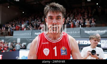 Zachary Seljaas (Würzburg Baskets, 1) jubelt nach dem Sieg gegen Alba, 28.01.2024, Basketball, BBL, Würzburg Baskets - Alba Berlin, GER, Würzburg, tectake Arena. Stockfoto