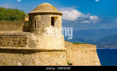 La Citadelle in Ajaccio, alte Steinfestung und Sandstrand in Korsika, Frankreich Stockfoto