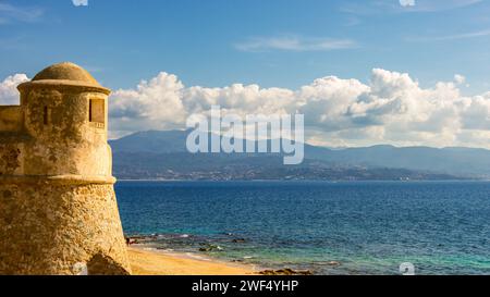 La Citadelle in Ajaccio, alte Steinfestung und Sandstrand in Korsika, Frankreich Stockfoto