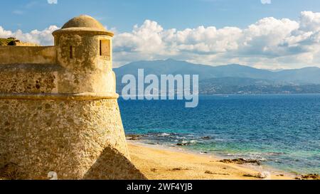 La Citadelle in Ajaccio, alte Steinfestung und Sandstrand in Korsika, Frankreich Stockfoto