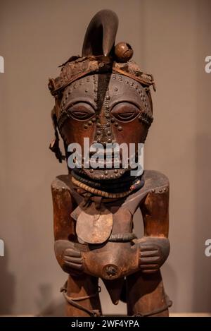 Machtfigur aus der Demokratischen Republik Kongo, Ende des 19. Jahrhunderts, die Afrikagalerien im British Museum, London, England, Großbritannien Stockfoto