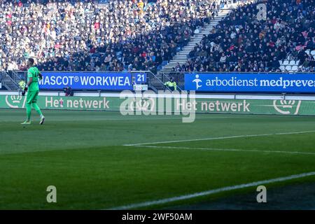 Heerenveen, Niederlande. Januar 2024. HEERENVEEN, NIEDERLANDE - 28. JANUAR: Das geführte Boarding zeigt eine KPN-Anzeige während des niederländischen Eredivisie-Spiels zwischen SC Heerenveen und AZ Alkmaar im Abe Lenstra Stadion am 28. Januar 2024 in Heerenveen, Niederlande. (Foto: Pieter van der Woude/Orange Pictures) Credit: Orange Pics BV/Alamy Live News Stockfoto