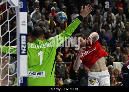 Köln, Deutschland. Januar 2024. Handball: Europameisterschaft, Frankreich - Dänemark, Endrunde, Endrunde, Finale in der Lanxess Arena, Dänemarks Niclas Kirkelökke (r) trifft gegen Frankreichs Torhüter Samir Bellahcene. Quelle: Federico Gambarini/dpa/Alamy Live News Stockfoto