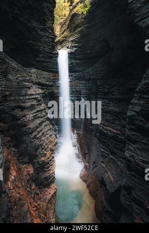 Höhlenkaskade in der Watkins Glen-Schlucht Stockfoto