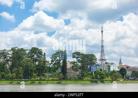 Da Lat City, Vietnam, 03. Oktober 2019: Blick auf den Ho Xuan Huong See mit Fernsehturm und Hühnerkirche im Hintergrund an sonnigem Tag Stockfoto