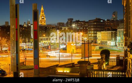 Old Haymarket und der Eingang zum Queensway Tunnel, Liverpool, im Januar 2024. Stockfoto