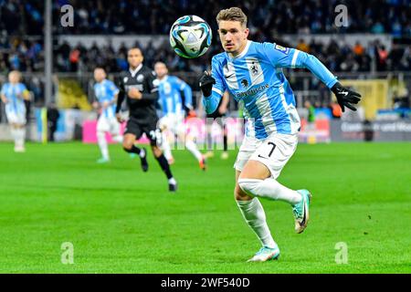 Julian Guttau (TSV 1860, 7) am Ball, 28.01.2024, München (Deutschland), Fussball, 3. LIGA, TSV 1860 MÜNCHEN - SV SANDHAUSEN, DFB/DFL-VORSCHRIFTEN VERBIETEN JEDE VERWENDUNG VON FOTOGRAFIEN ALS BILDSEQUENZEN UND/ODER QUASI-VIDEO. Stockfoto