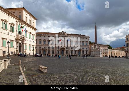 Rom, Italien - 18. März 2018: Piazza del Quirinale mit von links nach rechts: Der Quirinalpalast, der Palazzo della Consulta und der Brunnen von Dioscur Stockfoto