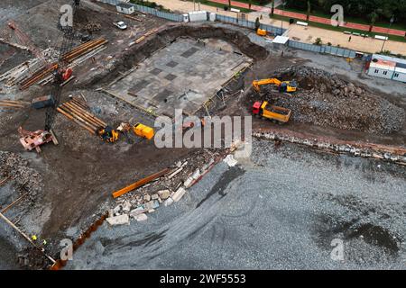 Luftaufnahme der Baustelle mit Baggern und Muldenkippern bei Erd- und Fundamentarbeiten. Bauindustrie Stockfoto