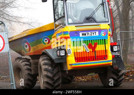 Muldenkipper in LGBT-Farben Stockfoto