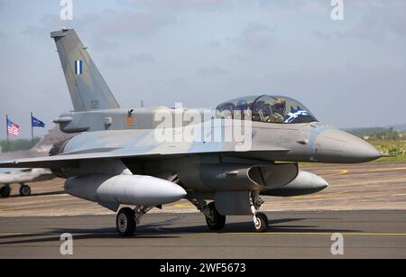 Ein Kampfflugzeug der griechischen Luftwaffe vom Typ Lockheed Martin F-16D Fighting Falcon. Ein doppesitziges Kampfflugzeug der griechischen Luftwaffe vom Typ Lockheed Martin F-16D während des NATO-Tiger Meet auf der französischen Luftwaffenbasis Cambrai B.A. 103. *** Eine griechische Luftwaffe Lockheed Martin F 16D Fighting Falcon Eine griechische Luftwaffe Lockheed Martin F 16D Doppelsitzer Kampfflugzeuge während des NATO Tiger Meetings auf der Cambrai B A 103 Air Base, Frankreich Stockfoto