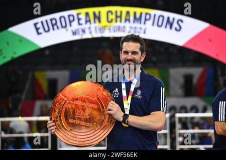 Köln, Deutschland. Januar 2024. Handball: Europameisterschaft, Frankreich - Dänemark, Endrunde, Endrunde, Finale in der Lanxess Arena, Frankreichs Trainer Guillaume Gille feiert mit der Trophäe. Quelle: Tom Weller/dpa/Alamy Live News Stockfoto