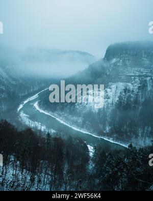 Blick auf die Schlucht des Genesee River an einem verschneiten Wintertag vom Archery Field Overlook, Letchworth State Park, Castile, New York Stockfoto