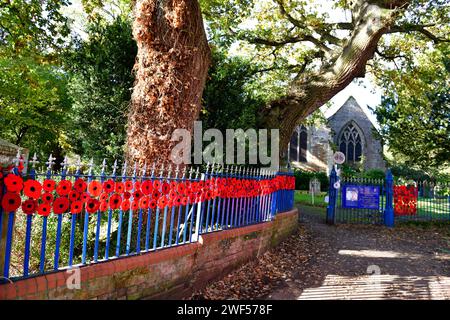 Eintritt zur Peterskirche in Wellesbourne anlässlich des Gedenktages mit gestricktem Mohn Stockfoto