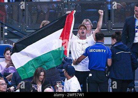 Paris, Frankreich. Januar 2024. Demonstrators for Free Palestine während des Australian Open AO 2024 Grand Slam Tennis Turniers am 27. Januar 2024 im Melbourne Park in Australien. Quelle: Victor Joly/Alamy Live News Stockfoto