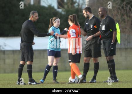 Match Offizielle und Kapitäne vor Ashford Town (Middx) Women FC gegen London Seaward FC, FA Women's National League FAWNL, 28. Januar 2024 Stockfoto